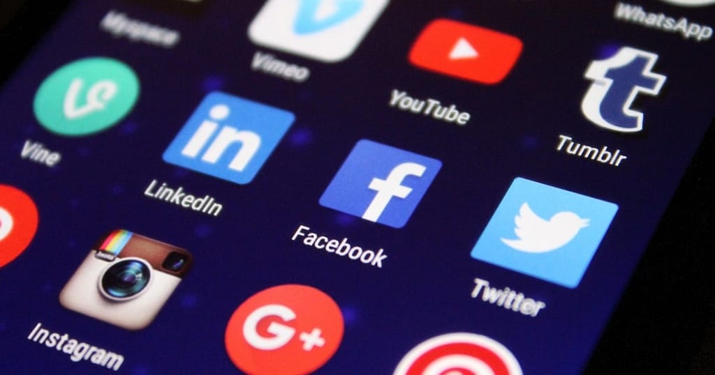 Få hjælp til markedsføring på sociale medier - billede af mobilskærm med apps som facebook