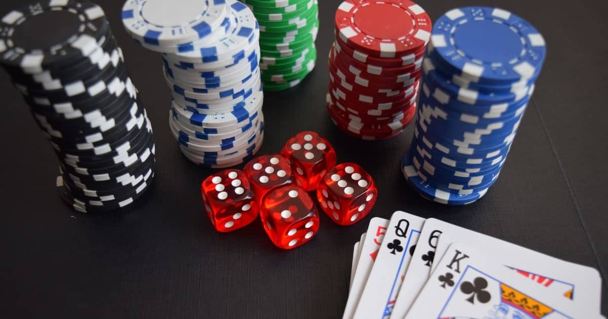 Gambling startups der voksede utrolig hurtigt - billede af spillekort jetoner og terninger